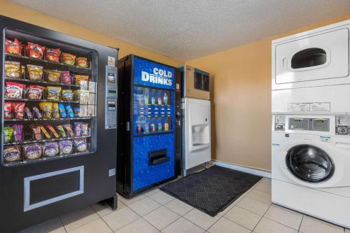 a soda drink vending machine next to a washing machine at Econo Lodge Nashville near Percy Priest Lake in Nashville