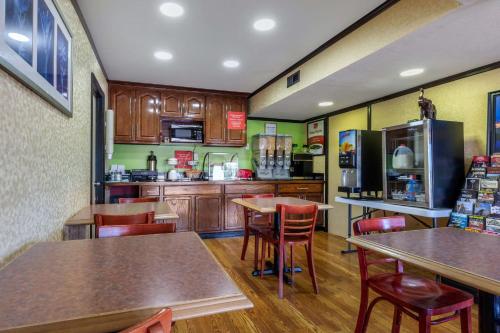 een keuken met houten kasten en tafels en stoelen bij Econo Lodge Nashville near Percy Priest Lake in Nashville