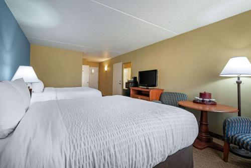 Cama o camas de una habitación en Clarion Hotel Conference Center Lexington North