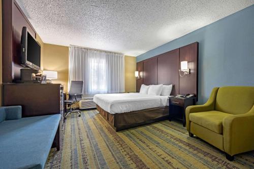 Un pat sau paturi într-o cameră la Clarion Hotel Conference Center - North