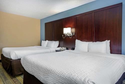 Cama o camas de una habitación en Clarion Hotel Conference Center Lexington North