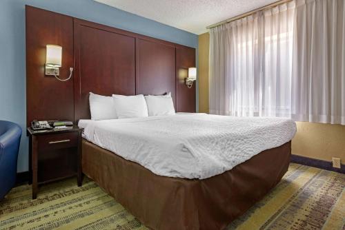 Cama o camas de una habitación en Clarion Hotel Conference Center Lexington North