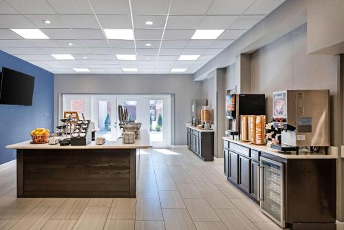 Una cocina o zona de cocina en Clarion Hotel Conference Center Lexington North