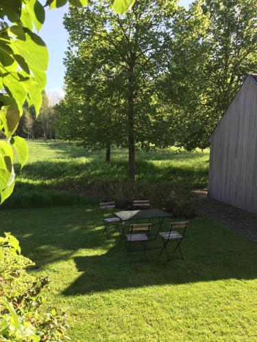 a picnic table and two chairs in a yard at Het Zwaantje in Londerzeel
