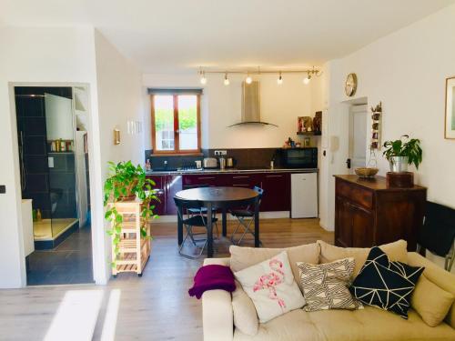 un salon et une cuisine avec un canapé et une table dans l'établissement Anna's gîte, à Lagrasse