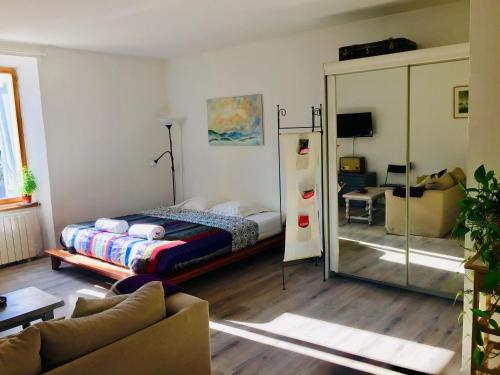 1 dormitorio con cama y espejo en Anna's gîte en Lagrasse