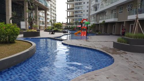 万隆Gateway Pasteur 2BR tower depan Ruby 7 C的一座建筑物中央的游泳池