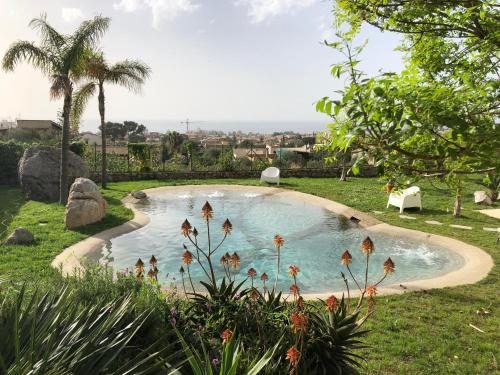 una pequeña piscina en un patio con árboles en Villa Bologna, en Capaci
