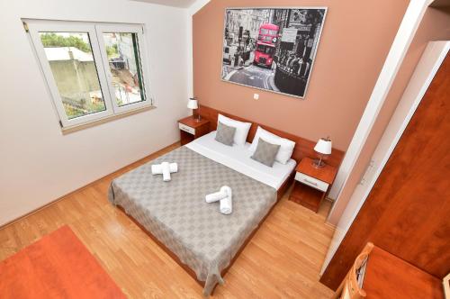 - une chambre avec un lit et un bus rouge dans l'établissement Vila Maslina, à Tučepi