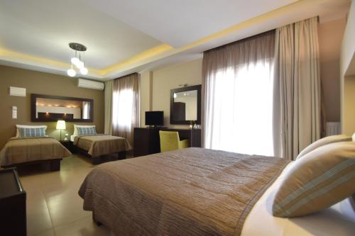 Un pat sau paturi într-o cameră la Hotel Dionisos
