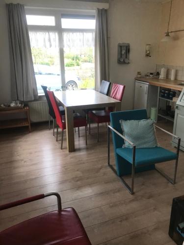 a living room with a table and chairs at B&B Loon in Loon