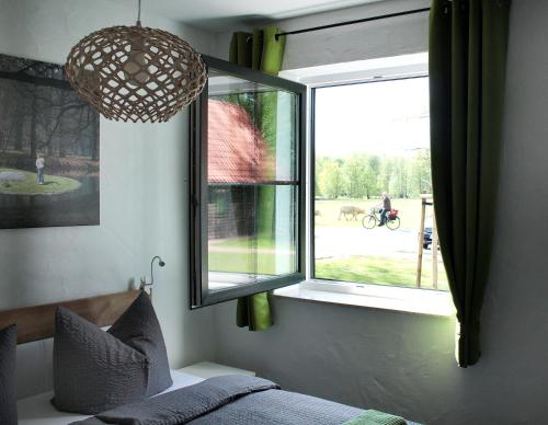 ブルクにあるFerienwohnungen Zum Baumhausのベッドルーム1室(ベッド1台、景色を望む窓付)