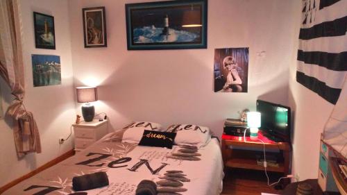 - une petite chambre avec un lit et une télévision dans l'établissement Chambre, à Carcassonne