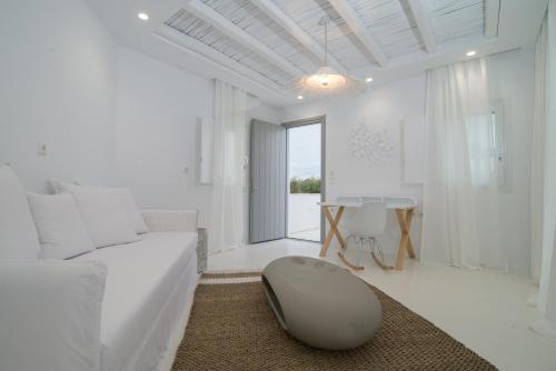 Posezení v ubytování Luana Boutique Villa at Plaka Beach with Private Pool