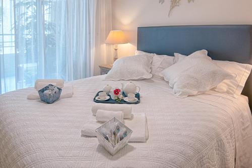 - un lit blanc avec un plateau de nourriture dans l'établissement Residence du Palais Nil, à Nice