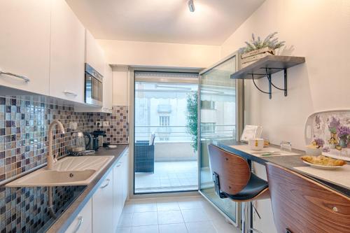 une cuisine avec un évier et un plan de travail dans l'établissement Residence du Palais Nil, à Nice