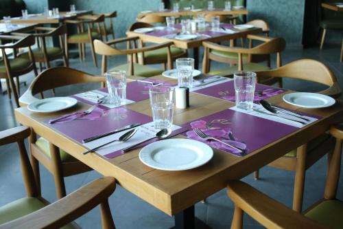 En restaurant eller et andet spisested på Regenta Central Harsha Vapi