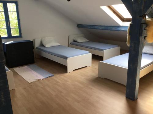 Cette chambre comprend 2 lits et une télévision. dans l'établissement Gites-Cyclistes-Léon, à Léon