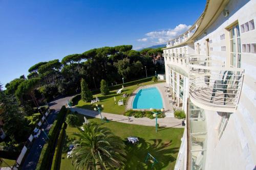 een balkon met uitzicht op een gebouw met een zwembad bij Onda Marina Residence Rta in Marina di Pietrasanta