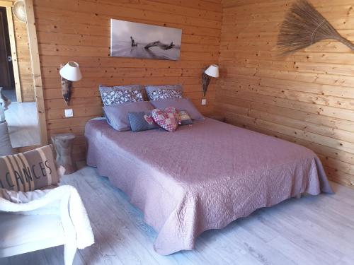 une chambre avec un lit dans un mur en bois dans l'établissement La Villa de la Marana, à Borgo