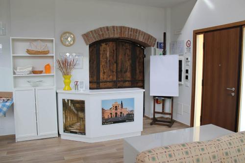 sala de estar con chimenea en Corte Nuova B&B, en Bagnolo San Vito