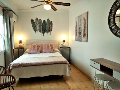 Ένα ή περισσότερα κρεβάτια σε δωμάτιο στο Hostal Enriqueta