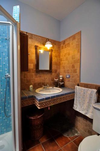 a bathroom with a sink and a mirror at Casa abuela Amparo in Frontera