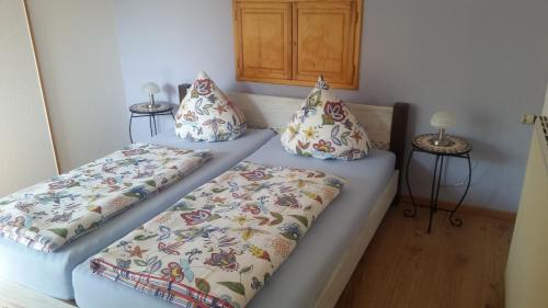 twee bedden met kussens in een kamer bij Haus Karlo in Büsum