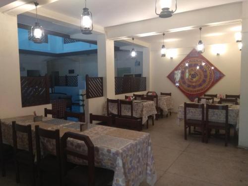 Um restaurante ou outro lugar para comer em Raj Laxmi Bhawan