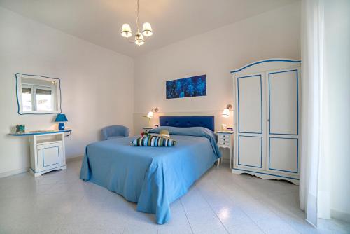 1 dormitorio con cama azul y manta azul en B&B Amalba Maiori, en Maiori