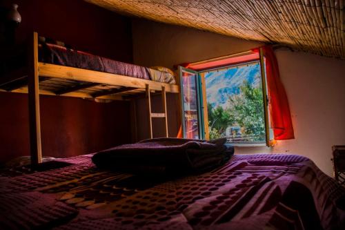 Ein Etagenbett oder Etagenbetten in einem Zimmer der Unterkunft El Farolito Hostel