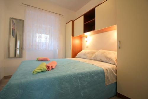 1 dormitorio con 1 cama con 2 toallas en Apartment Noemi in city center, en Poreč