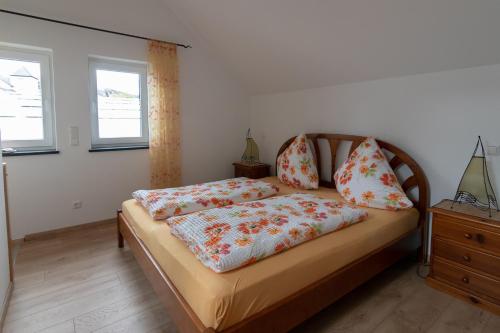 1 dormitorio con 1 cama y 2 almohadas en Apartment Eva, en Wimbach