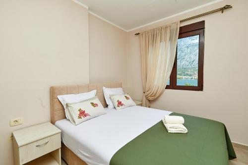 Un pat sau paturi într-o cameră la Blanka Sea View Apartments