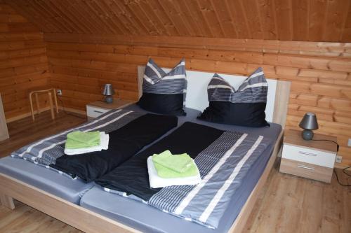 Una cama o camas en una habitación de Fünfeichener Weg 16