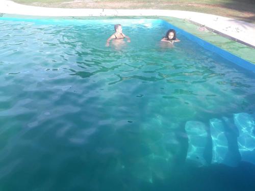 2 persone che nuotano in una piscina di Hotel Nautile a Sainte Marie