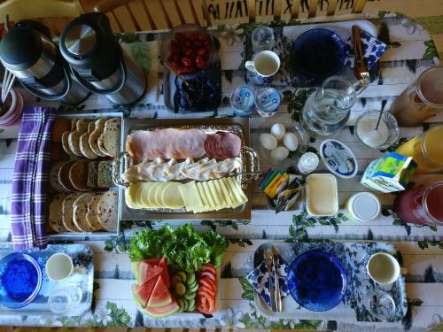 Makanan di atau berdekatan rumah tamu ini