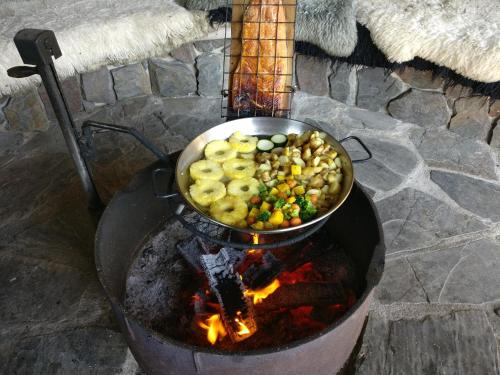 Makanan di atau berdekatan rumah tamu ini