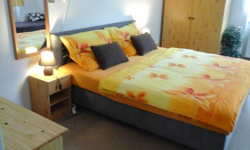 1 dormitorio con 1 cama grande y espejo en Modrý Dům, en Horní Maršov