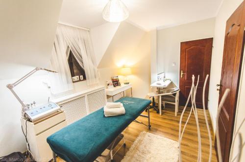 a living room with a green bench in it at Hotel Kompleks Beskid z basenem i stokiem narciarskim - blisko Babiej Góry in Spytkowice