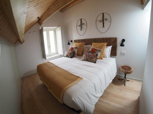 um quarto com uma cama grande e uma janela em Porto Deluxe Apartments no Porto