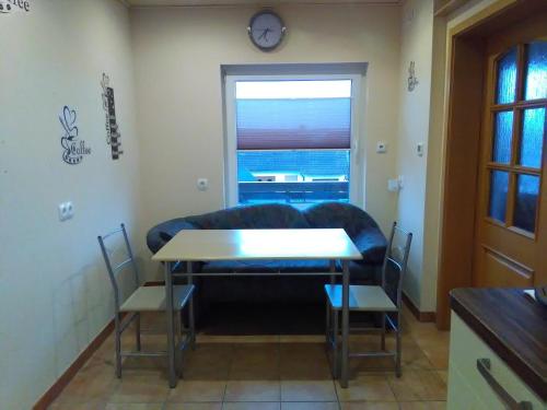 ein Wohnzimmer mit einem Tisch und einem Sofa in der Unterkunft Gästehaus Kleine Lana in Obersuhl