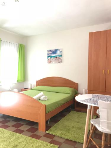 un dormitorio con una cama y una mesa en DolceVacanza, en Cefalú
