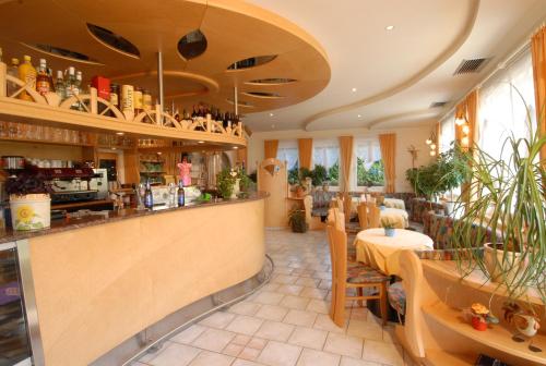 Alpenlandhotel Rodeneggerhofにあるレストランまたは飲食店