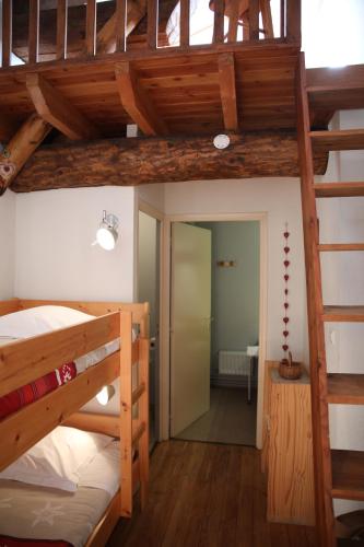 a room with two bunk beds and a hallway at Le Relais du Vermont in Baffie