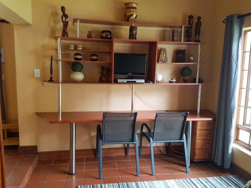 Televisyen dan/atau pusat hiburan di Raka Cottage