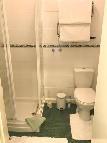 Ένα μπάνιο στο Elerkey Guest House