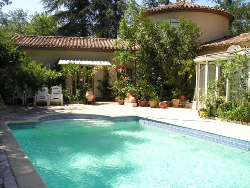 une piscine devant une maison dans l'établissement LES BRUYERES chambre d'hôte de charme Calme assuré, à Loupia