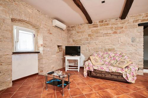 a living room with a couch and a tv at App Lidia in Grožnjan