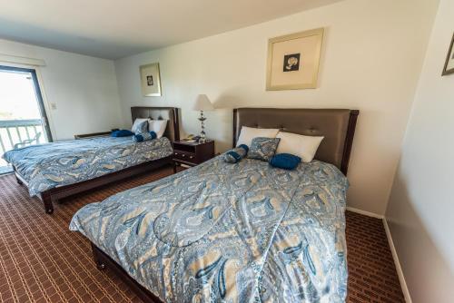 Ένα ή περισσότερα κρεβάτια σε δωμάτιο στο Rodeway Inn at Somers Cove Marina
